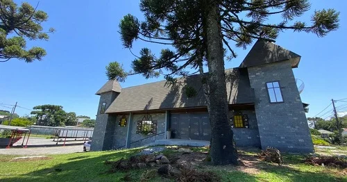 casa grande em cima de gramado e plantas