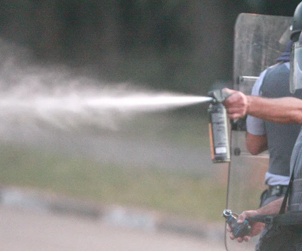 Sargento da PM usa spray de pimenta contra crianças no DF. Veja vídeo