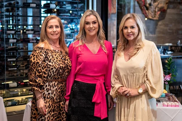 Elisa Monteiro ganha festa das amigas Margarida Kalil e Roseane Jordão