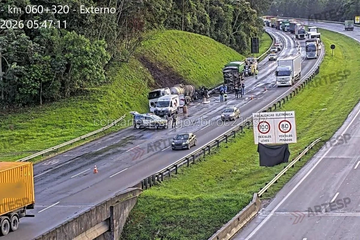 Rodoanel: acidente causa incêndio em carretas, interdição e engarrafamento - imagem 3 Rodoanel: acidente causa incêndio em carretas, interdição e engarrafamento - imagem 3