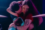 Neto Alcântara dá beijo na esposa, Yasmin Mendes, que segura o filho do casal, Oliver Neto Alcântara dá beijo na esposa, Yasmin Mendes, que segura o filho do casal, Oliver