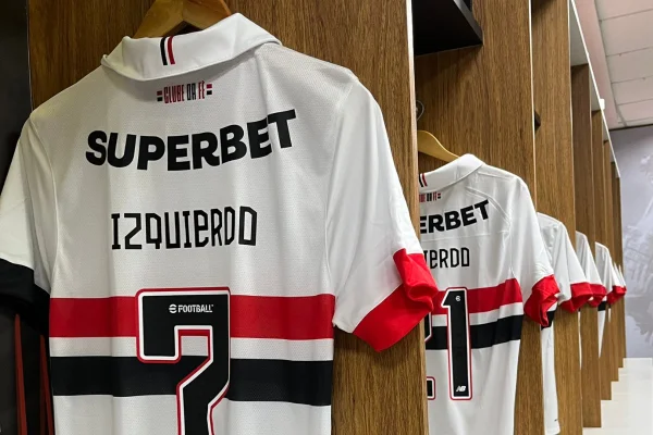 Imagem colorida de camisa do São Paulo em homenagem a Izquierdo- Metrópoles