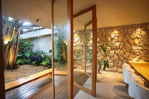 ambiente com paredes de madeira móveis e jardim