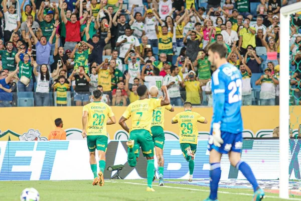 Foto colorida mostra jogadores do Cuiabá EC comemorando gol - Metrópoles