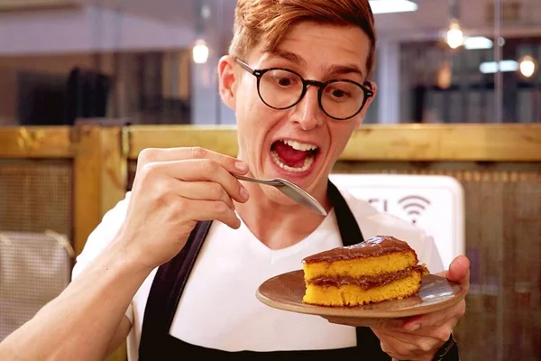 Cozinha de Solteiro: faça um cremoso bolo de cenoura com brigadeiro