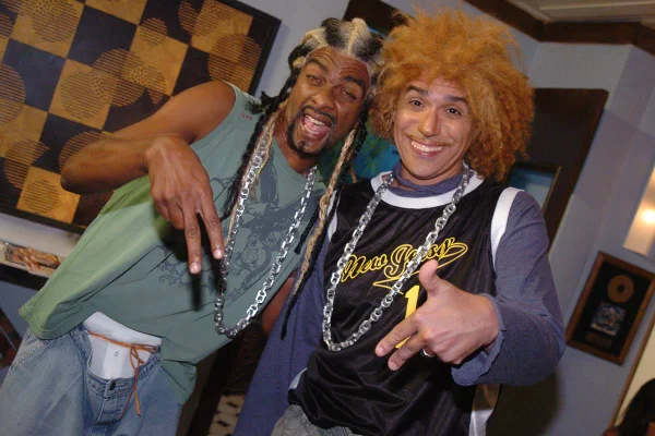 Foto colorida de dois homens de peruca - Metrópoles