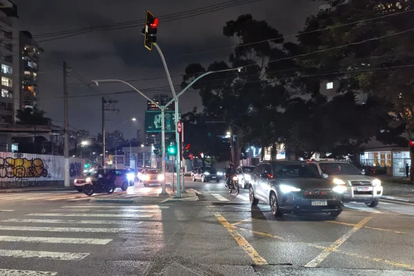 Imagem mostra cruzamento em São Paulo - Metrópoles