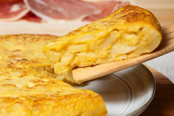 Omelete de batata cortada e pedaço suspenso