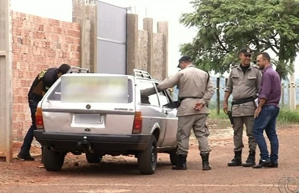 Bebê é encontrado vivo dentro de carro após pais serem mortos a tiros