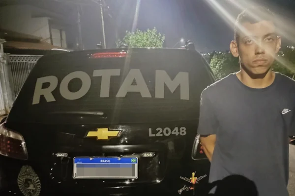 Foto colorida de Victor Gabriel Alves sendo preso por determinação de desembargador