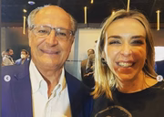 Ela é filiada ao PSB, partido de Geraldo Akcmin, pelo qual pretende concorrer a deputada federal.