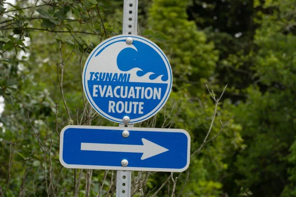Imagem colorida de placa sobre rota para fuga de tsunami