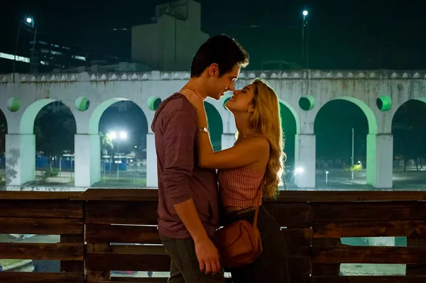 Cena do filme RICOS DE AMOR da Netflix