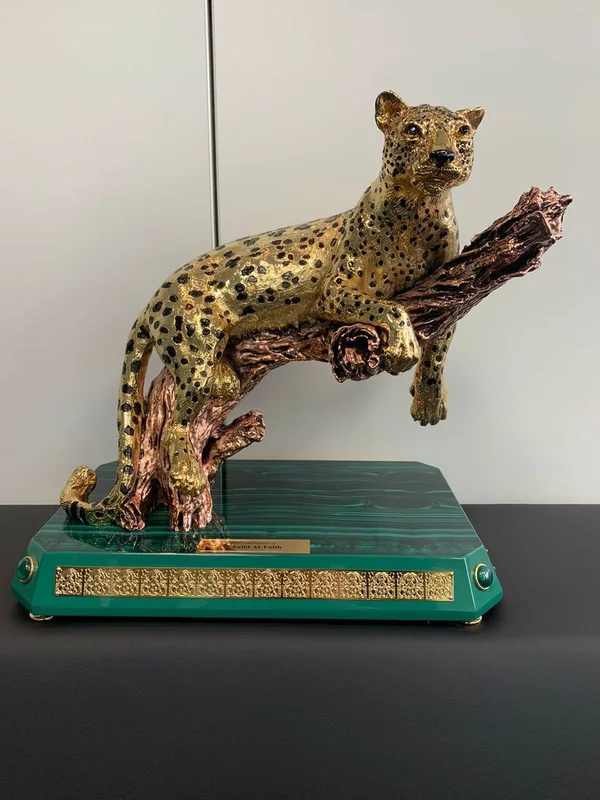 Escultura de uma onça em ouro, recebida pelo ministro Haddad - Metrópoles