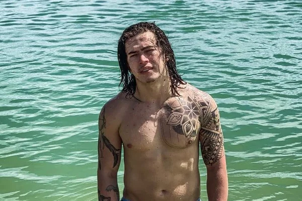 Para maiores: Whindersson Nunes posa em banheira e mostra o bumbum