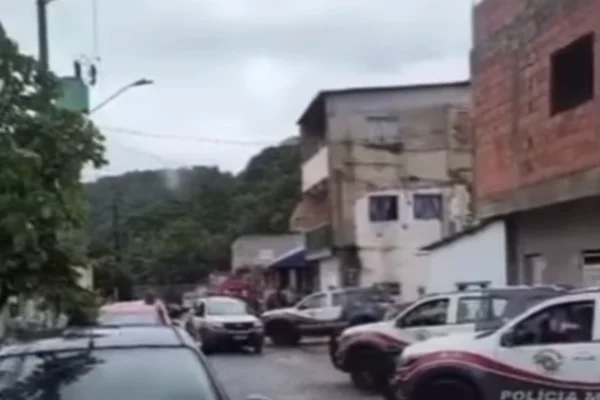 Imagem colorida da casa onde homem faz esposa refém - Metrópoles
