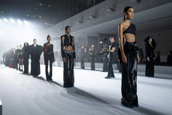 A imagem mostra o cenário de um desfile - Metrópoles