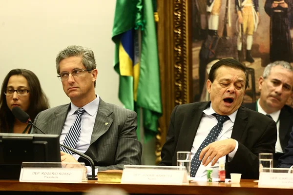 Sessão sobre parecer de impeachment de Dilma dura 13 horas
