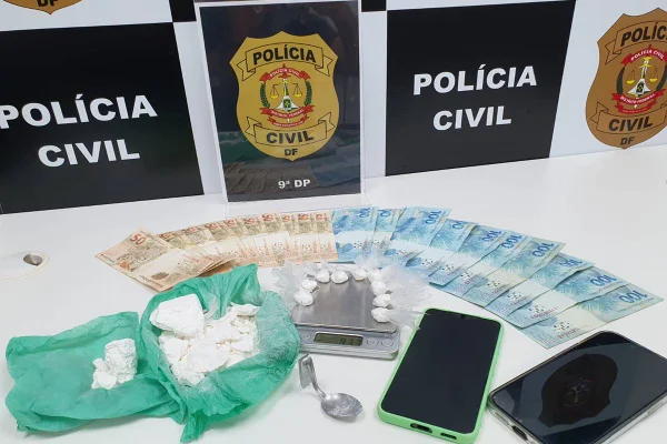 A Polícia Civil do Distrito Federal (PCDF), através da 9ª Delegacia de Polícia (Lago Norte), prendeu, na tarde desta sexta-feira (23/8), um homem de 56 anos, morador do Lago Norte, acusado de tráfico de drogas. As investigações, que duraram três meses, revelaram que o suspeito vendia entorpecentes na porta de sua casa, oferecia entregas "delivery" e também atuava em bares das asas Norte e Sul da capital.