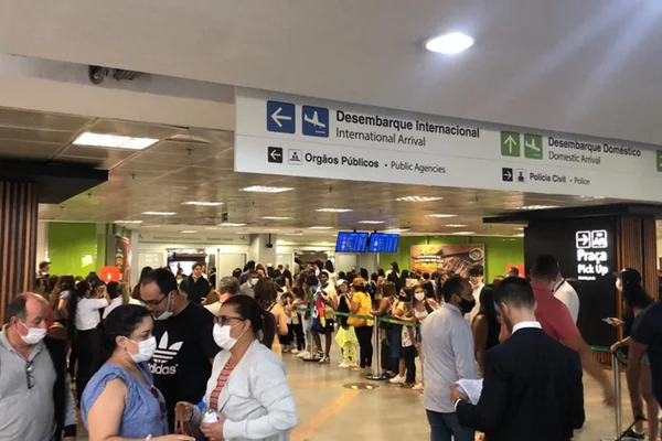Fãs do Now United lotaram o aeroporto em brasília