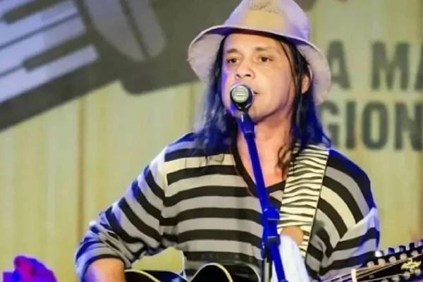 foto colorida de homem de chapeu cantando - metrópoles