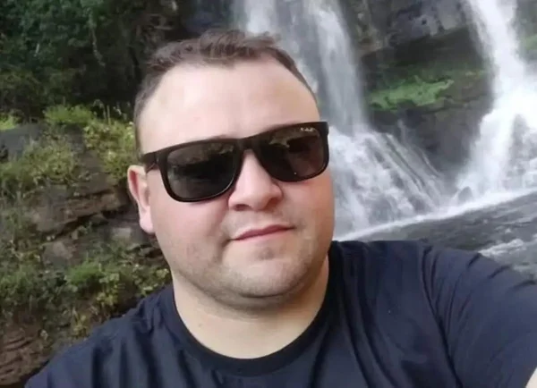 homem de óculos em cachoeira
