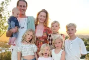 Ator de Dawson’s Creek, James Van Der Beek posa com a esposa e os seis filhos Ator de Dawson’s Creek, James Van Der Beek posa com a esposa e os seis filhos