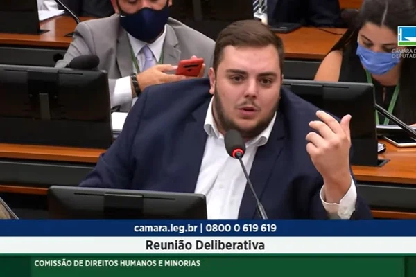 Oposição e governistas trocam farpas na Câmara por falta de gravata