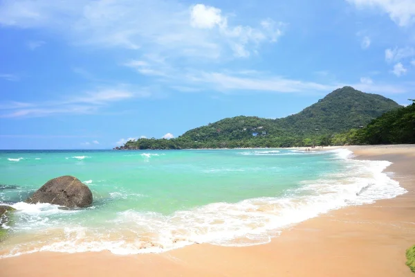 Imagem colorida de uma praia
