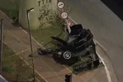 Motorista foi arremesado para fora de carro após bater contra poste durante suposto racha Motorista foi arremesado para fora de carro após bater contra poste durante suposto racha