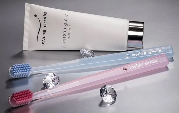 Sorriso de luxo: conheça a escova e o creme dental da Swarovski