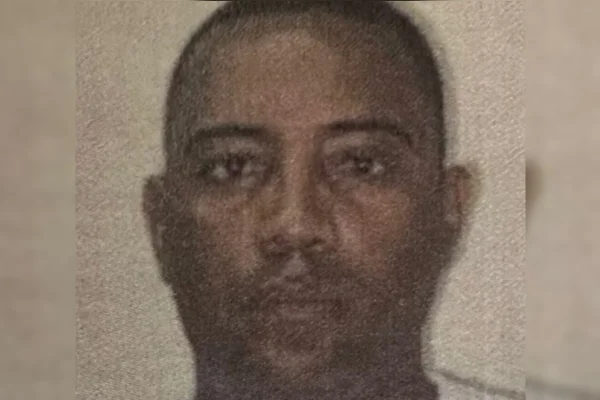 Desenho de um homem procurado Líder do CV morre durante operação contra jogos de azar