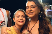 Preta Gil e a neta, Sol de Maria, posam juntas durante o Carnaval