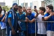 Gerson tira fotos com torcedores do Cruzeiro em Brasília