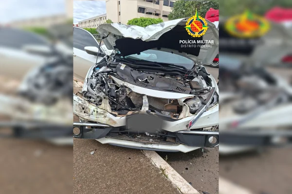 Motorista armado derrapou o carro na pista antes de invadir contramão - destaque galeria Motorista armado derrapou o carro na pista antes de invadir contramão - destaque galeria