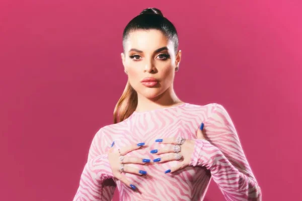 Mulher branca com roupa rosa em estúdio de fotos