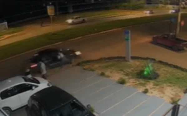 Motorista atropela mulher em via e foge; estado da vítima é gravíssimo
