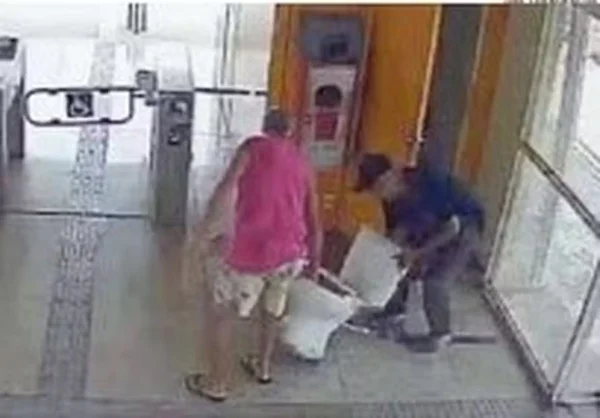Vídeo: idoso furta vaso sanitário em estação do BRT no Rio