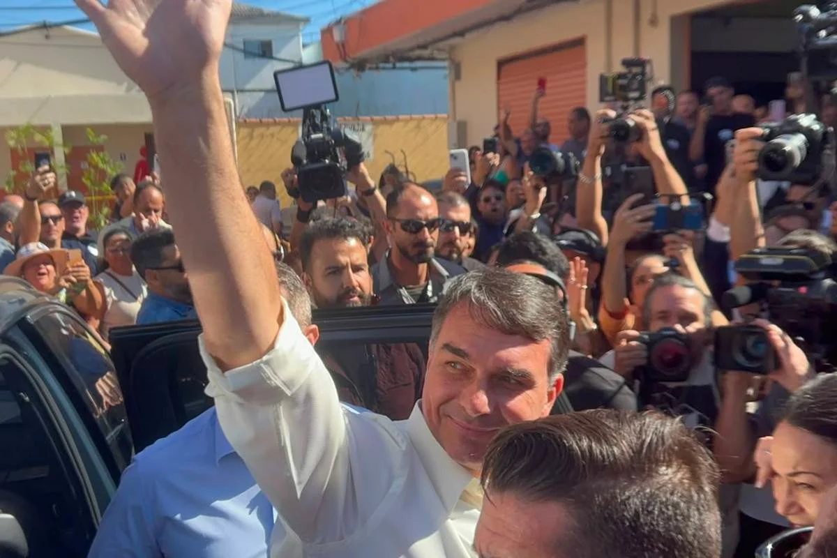 Flávio Bolsonaro em visita ao Mercadão de São Miguel, na zona leste da capital paulista Flávio Bolsonaro em visita ao Mercadão de São Miguel, na zona leste da capital paulista