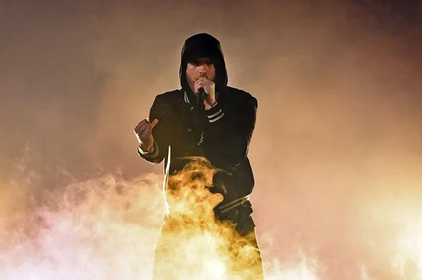 Eminem diz que Rihanna tem DST e defende agressões de Chris Brown