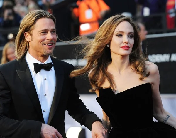 Angelina Jolie e Brad Pitt são ex-esposa e ex-marido um do outro. Ele tem pele clara, usa barba e tem cabelos loiros. Ela tem pele clara, tem longos cabelos castanhos e usa maquiagem – Metrópoles
