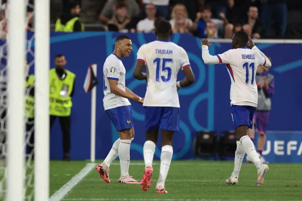 Com gol contra, França derrota a Áustria em estreia na Eurocopa
