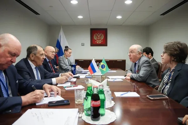 Imagem colorida mostra Mauro Vieira e Sergey Lavrov - Metrópoles