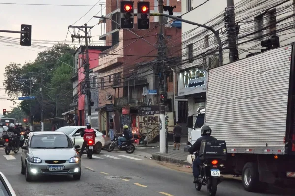 Imagem mostra cruzamento em São Paulo com sinal vermelho; multas por furar sinalização aumentaram - Metrópoles