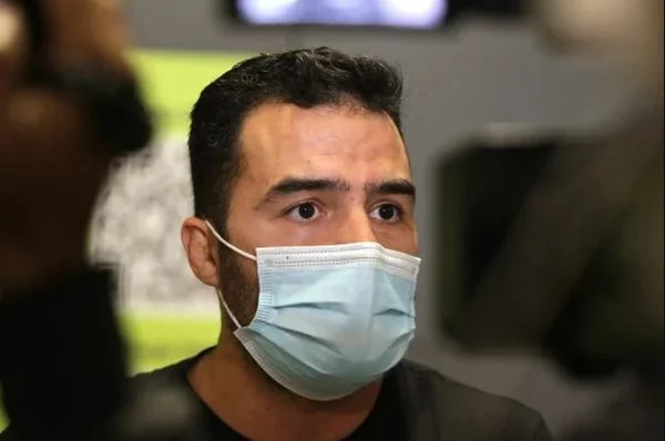 O deputado Arthur do Val, o Mamãe Falei. Ele tem cabelos pretos, barba e usa roupa escura- Metrópoles