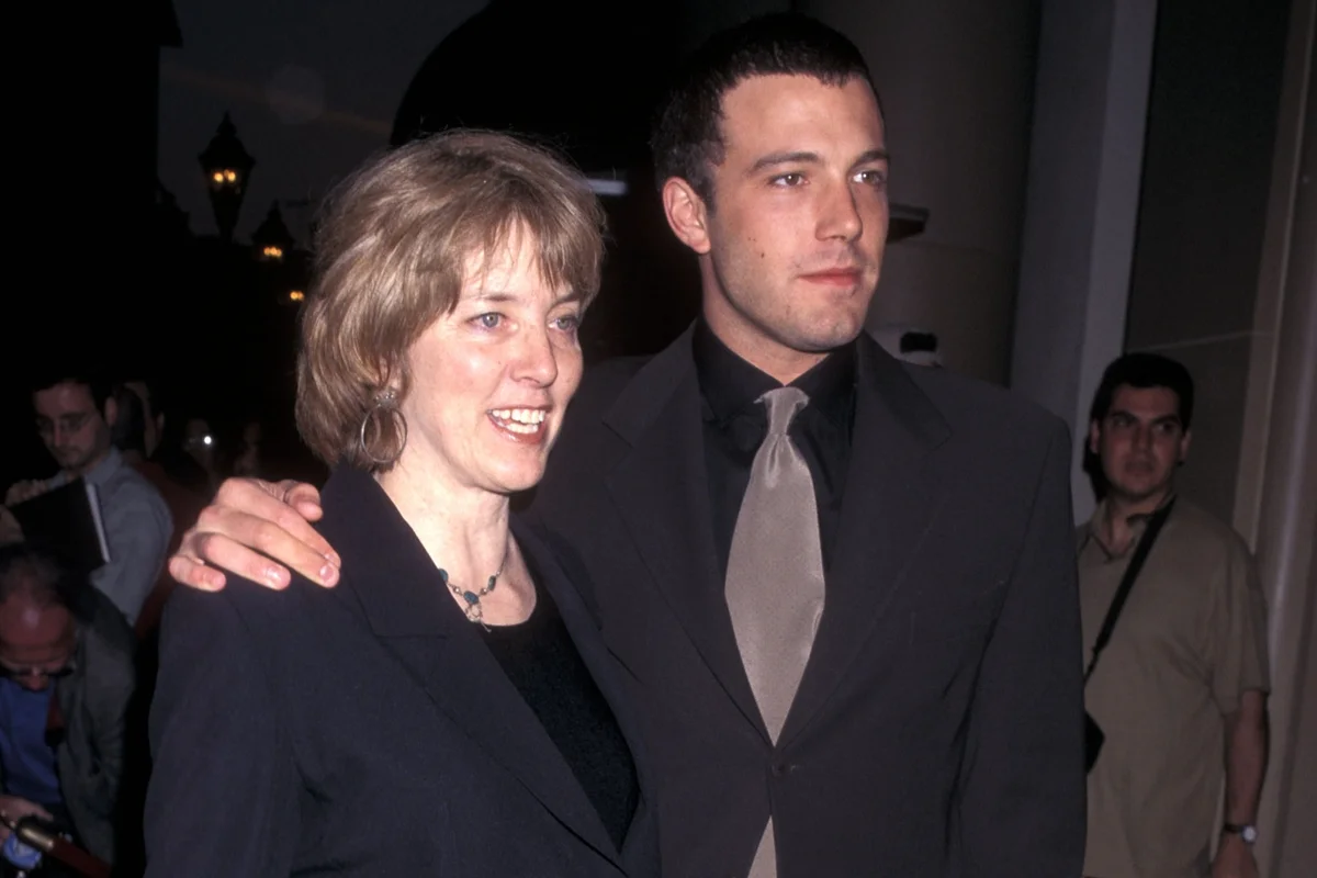 Ben Affleck ao lado da mãe, Chris Boldt na 70ª edição do Academy Awards Pre-Party Ben Affleck ao lado da mãe, Chris Boldt na 70ª edição do Academy Awards Pre-Party