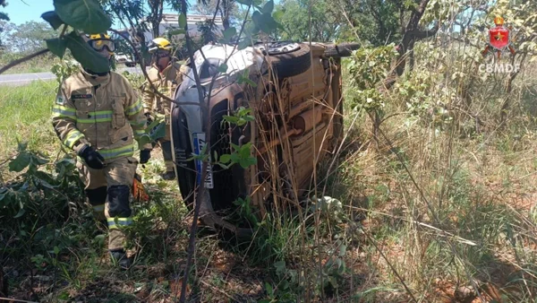 Duas mulheres ficam feridas após capotamento em rodovia do DF