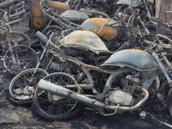 Na imagem, motos queimadas