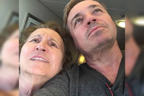 Gugu aparece em fotos inéditas em homenagem. Rose é ignorada