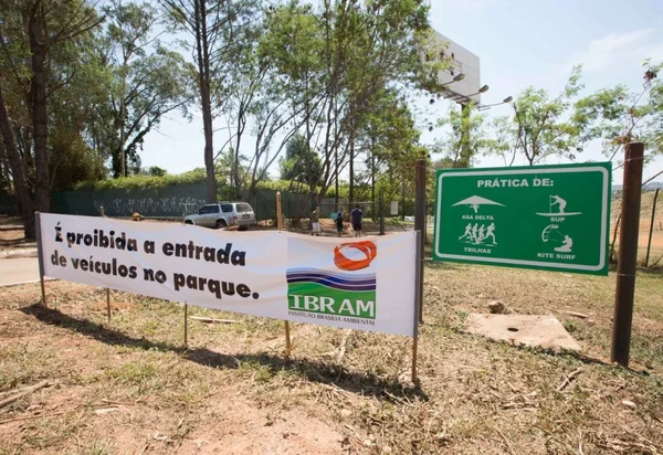 Visitantes invadem área fechada e sujeira toma conta do Parque da Asa Delta